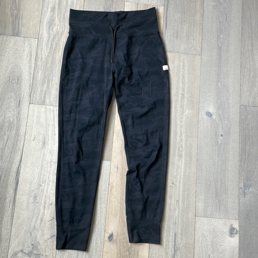 Vuori daily legging in Camo